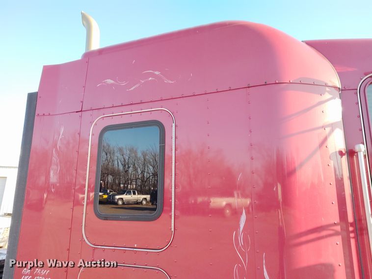 image for item DE6902 2003 Kenworth T800 semi truck