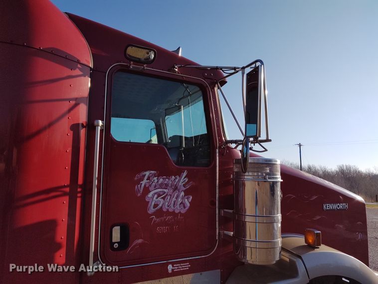 image for item DE6902 2003 Kenworth T800 semi truck