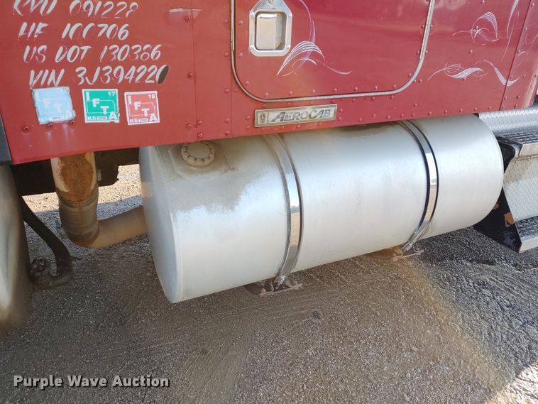 image for item DE6902 2003 Kenworth T800 semi truck