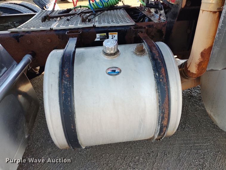 image for item DE6902 2003 Kenworth T800 semi truck