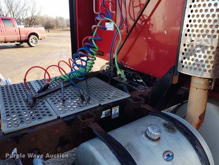 image for item DE6902 2003 Kenworth T800 semi truck