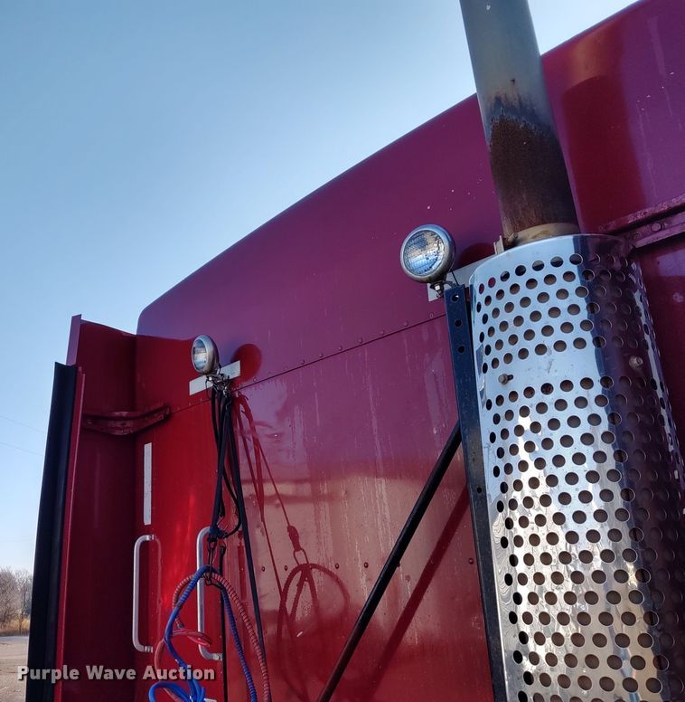 image for item DE6902 2003 Kenworth T800 semi truck