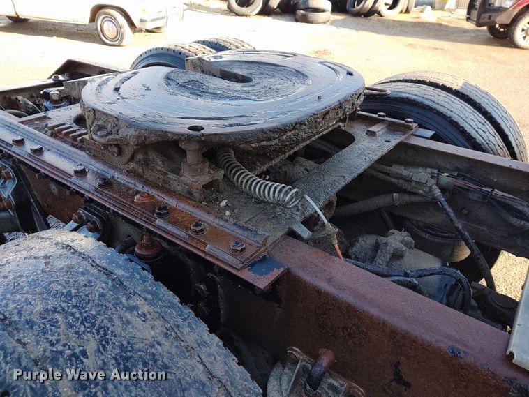 image for item DE6902 2003 Kenworth T800 semi truck