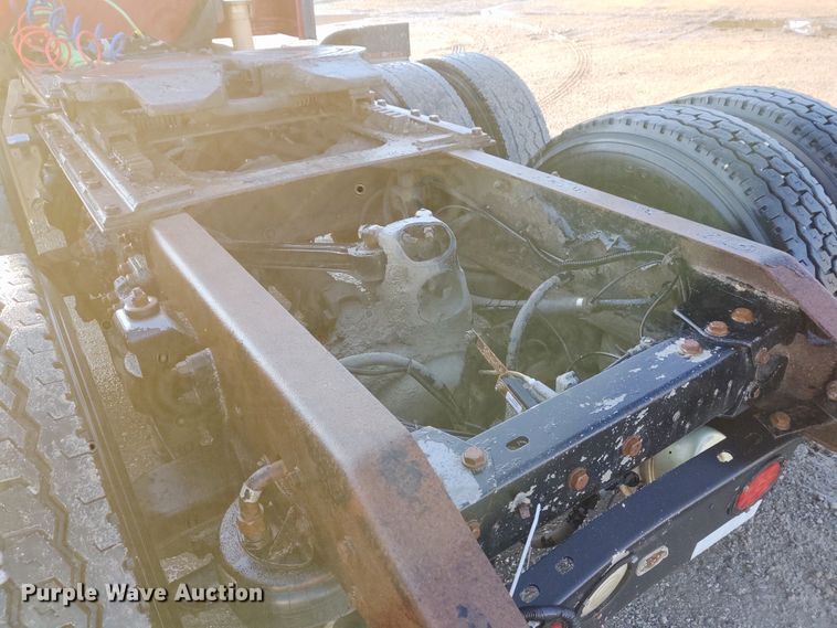 image for item DE6902 2003 Kenworth T800 semi truck