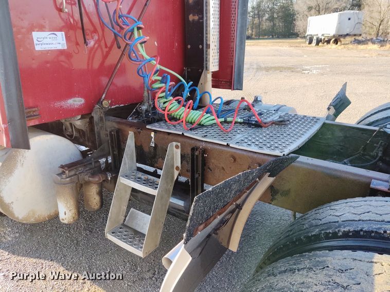 image for item DE6902 2003 Kenworth T800 semi truck