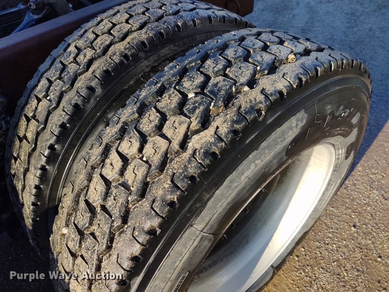 image for item DE6902 2003 Kenworth T800 semi truck