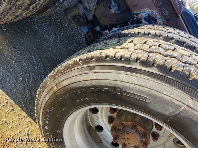 image for item DE6902 2003 Kenworth T800 semi truck