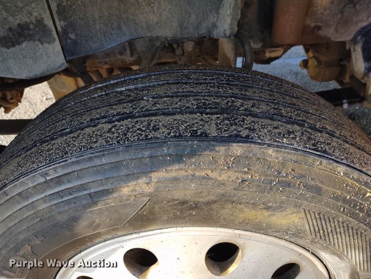 image for item DE6902 2003 Kenworth T800 semi truck