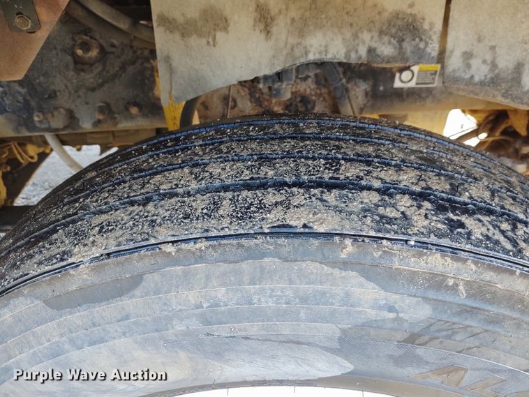 image for item DE6902 2003 Kenworth T800 semi truck