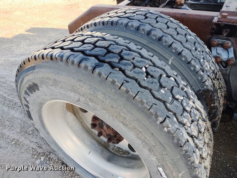 image for item DE6902 2003 Kenworth T800 semi truck