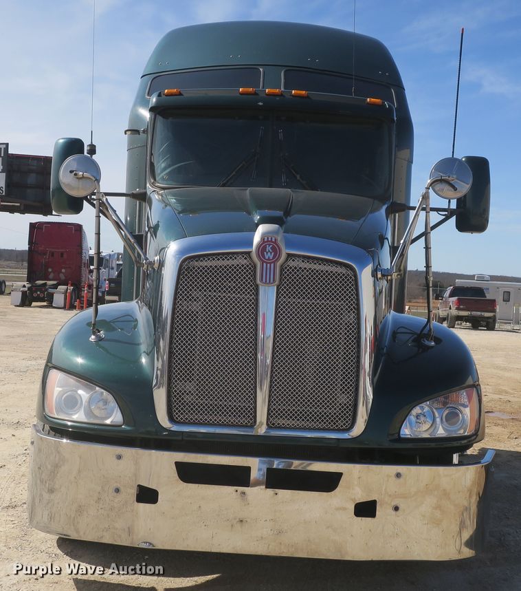 image for item DF5091 2011 Kenworth T660 semi truck