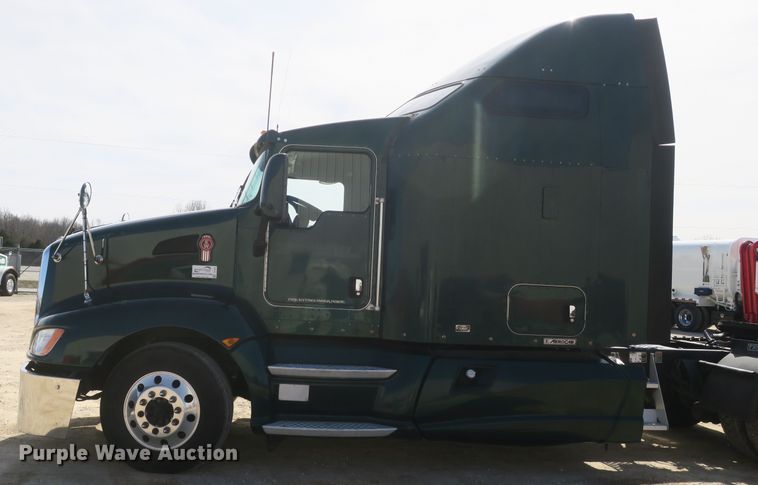 image for item DF5091 2011 Kenworth T660 semi truck