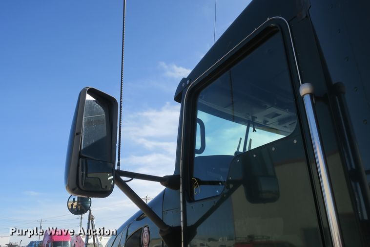 image for item DF5091 2011 Kenworth T660 semi truck
