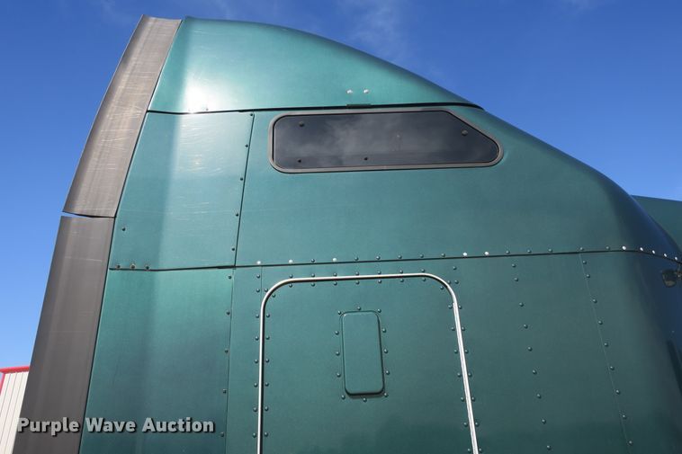 image for item DF5091 2011 Kenworth T660 semi truck