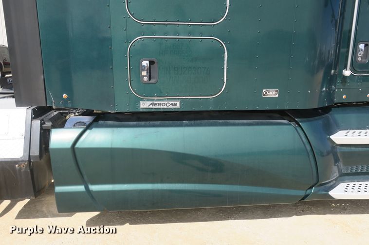 image for item DF5091 2011 Kenworth T660 semi truck