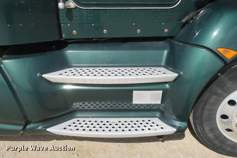 image for item DF5091 2011 Kenworth T660 semi truck