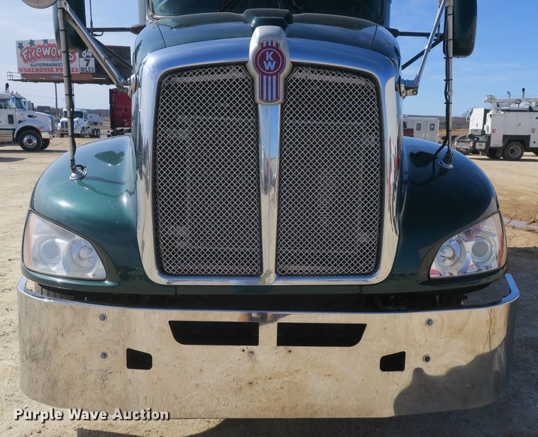 image for item DF5091 2011 Kenworth T660 semi truck