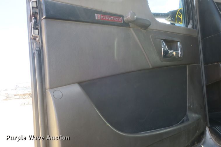 image for item DF5091 2011 Kenworth T660 semi truck