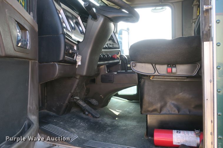 image for item DF5091 2011 Kenworth T660 semi truck