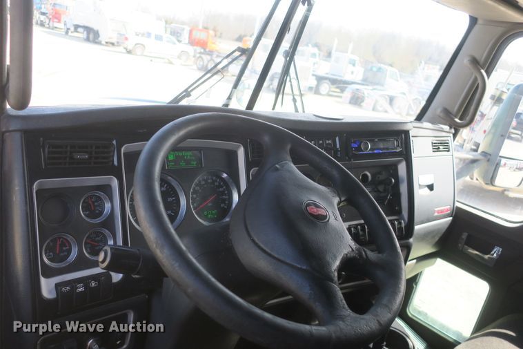 image for item DF5091 2011 Kenworth T660 semi truck