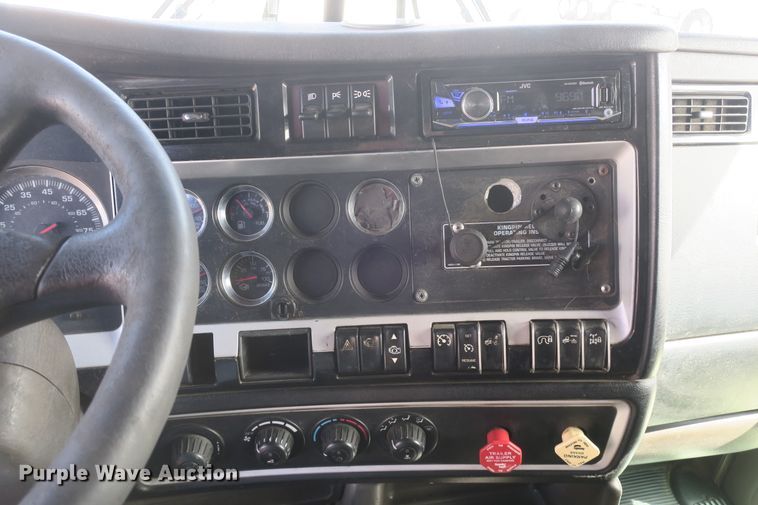 image for item DF5091 2011 Kenworth T660 semi truck