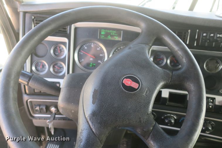 image for item DF5091 2011 Kenworth T660 semi truck