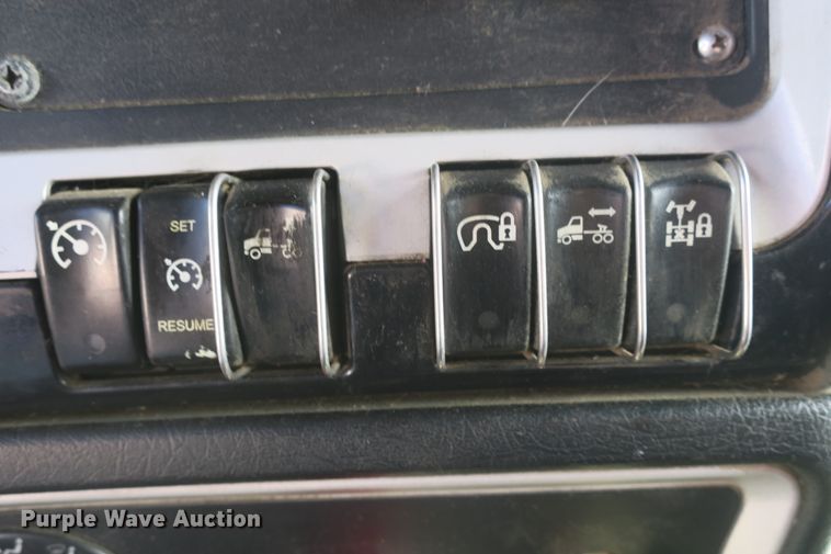 image for item DF5091 2011 Kenworth T660 semi truck