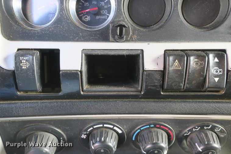 image for item DF5091 2011 Kenworth T660 semi truck