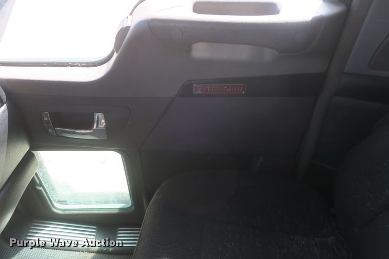 image for item DF5091 2011 Kenworth T660 semi truck