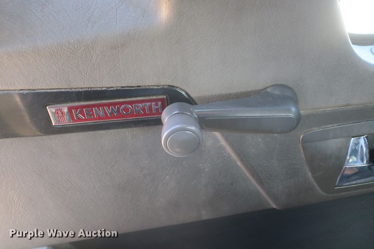 image for item DF5091 2011 Kenworth T660 semi truck