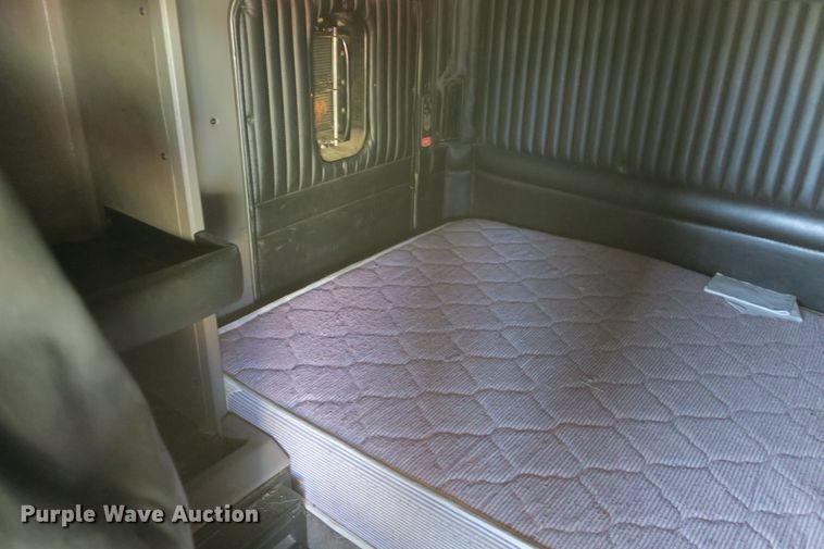 image for item DF5091 2011 Kenworth T660 semi truck