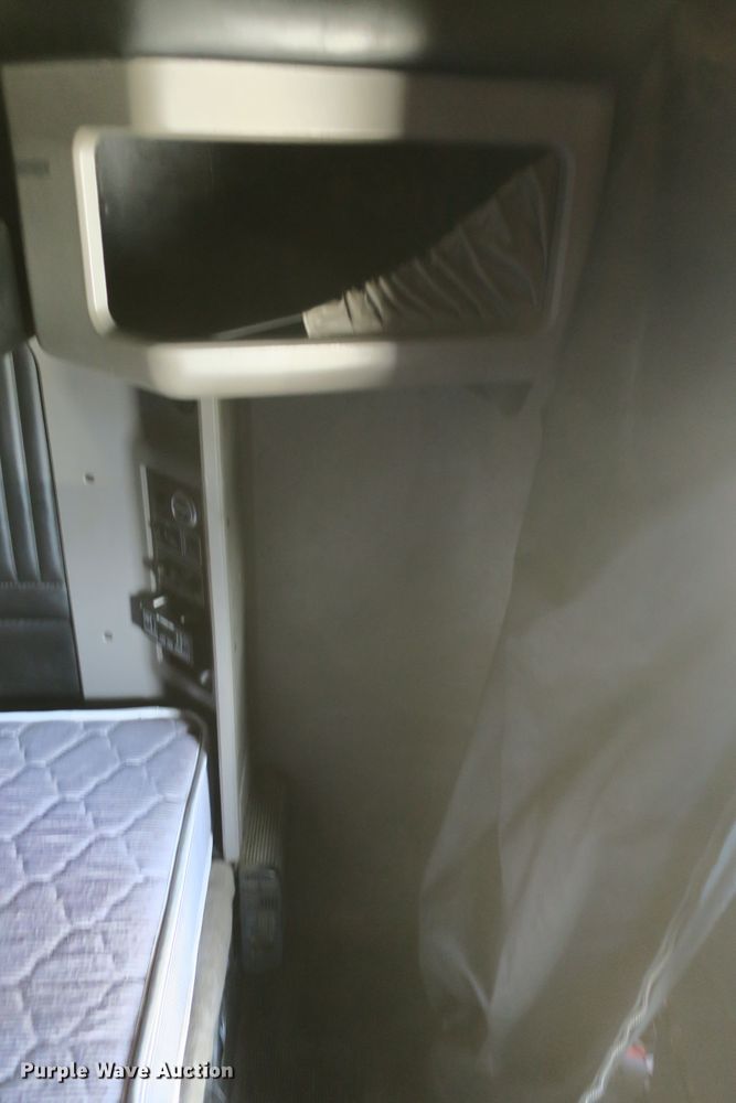 image for item DF5091 2011 Kenworth T660 semi truck