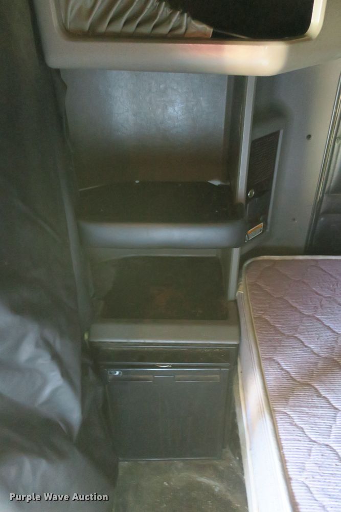 image for item DF5091 2011 Kenworth T660 semi truck