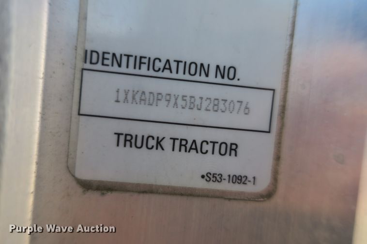 image for item DF5091 2011 Kenworth T660 semi truck