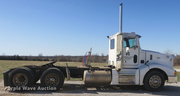 image for item DF5094 2000 Peterbilt 377 semi truck
