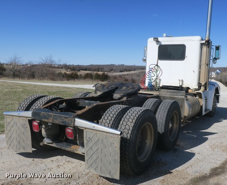 image for item DF5094 2000 Peterbilt 377 semi truck