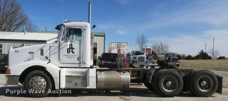 image for item DF5094 2000 Peterbilt 377 semi truck