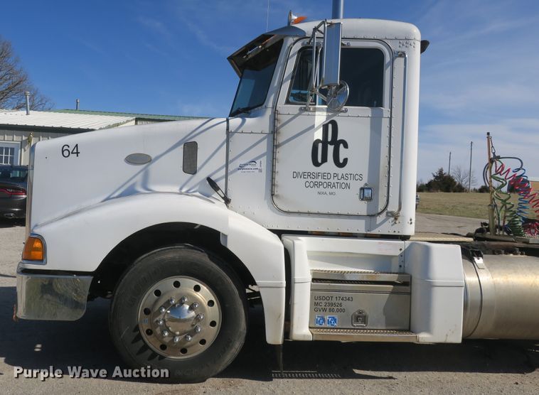 image for item DF5094 2000 Peterbilt 377 semi truck