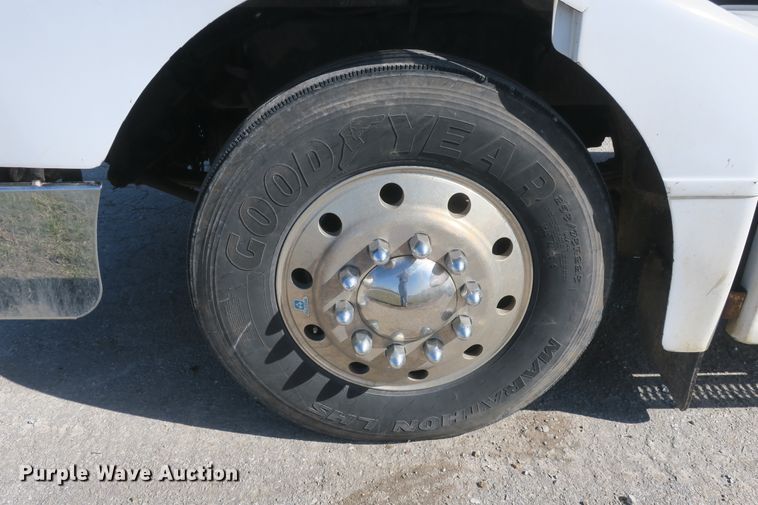 image for item DF5094 2000 Peterbilt 377 semi truck