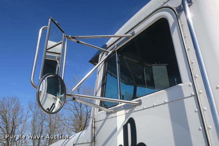 image for item DF5094 2000 Peterbilt 377 semi truck