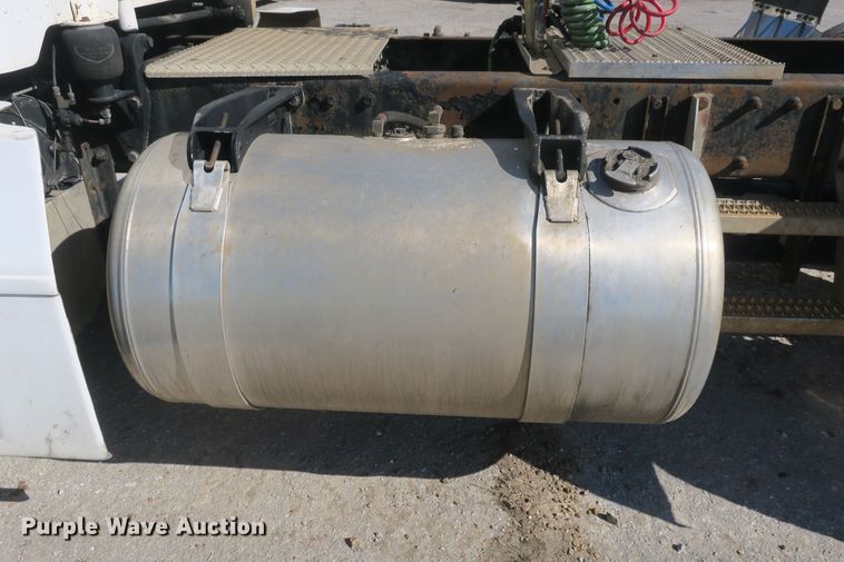 image for item DF5094 2000 Peterbilt 377 semi truck