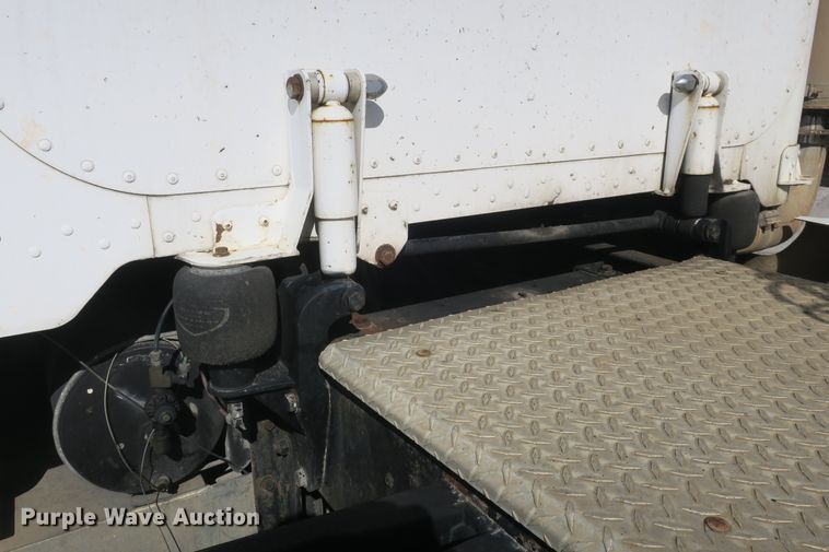 image for item DF5094 2000 Peterbilt 377 semi truck