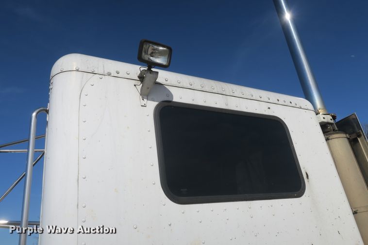 image for item DF5094 2000 Peterbilt 377 semi truck