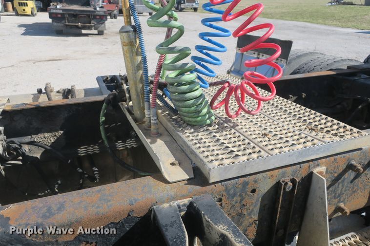 image for item DF5094 2000 Peterbilt 377 semi truck