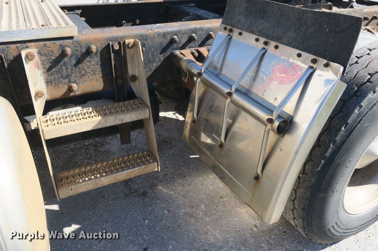 image for item DF5094 2000 Peterbilt 377 semi truck