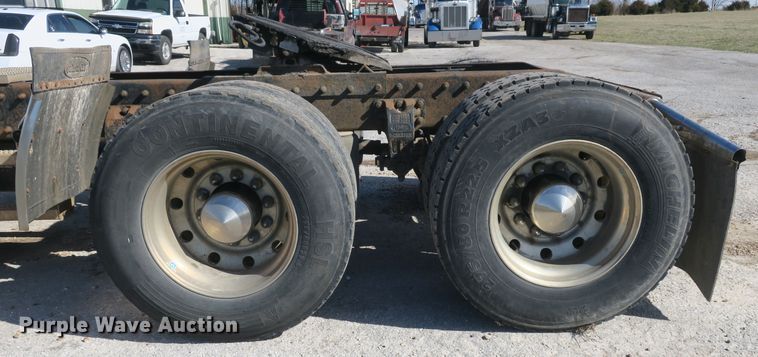 image for item DF5094 2000 Peterbilt 377 semi truck