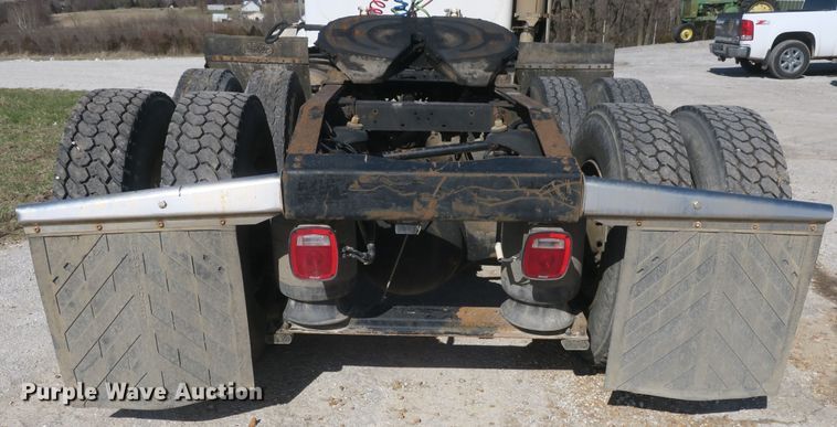 image for item DF5094 2000 Peterbilt 377 semi truck