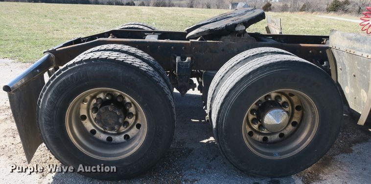 image for item DF5094 2000 Peterbilt 377 semi truck