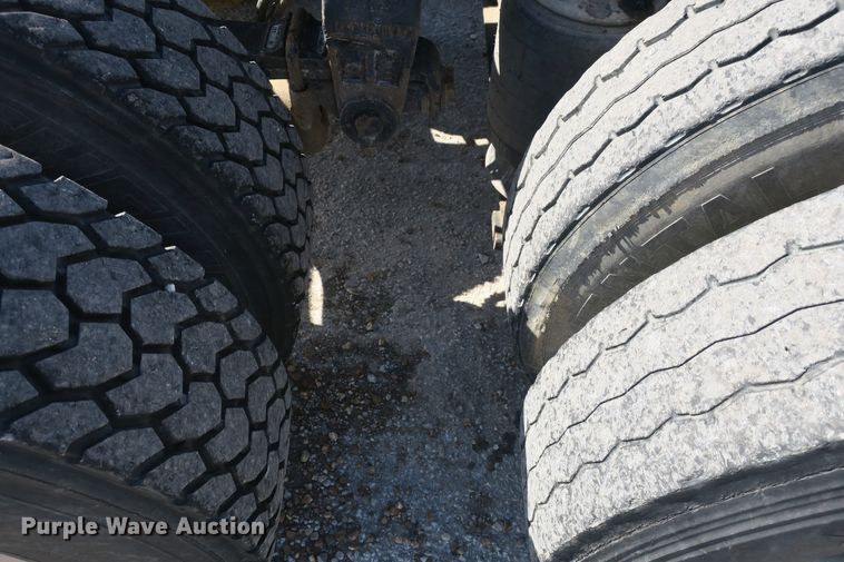 image for item DF5094 2000 Peterbilt 377 semi truck