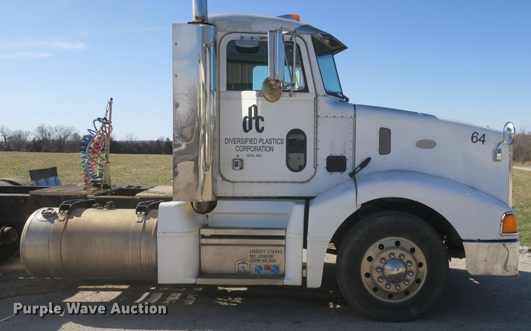 image for item DF5094 2000 Peterbilt 377 semi truck